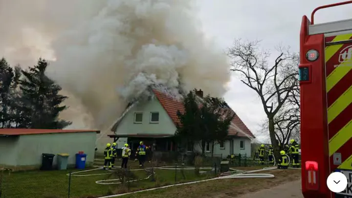 Haus im Landkreis Rostock steht in Flammen